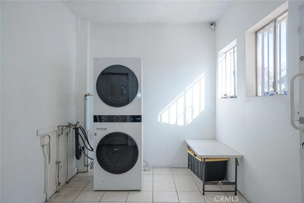 300 W 121st Street W, Los Angeles, California 90061 home-pic-42